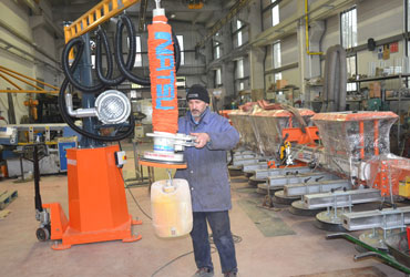 vacuum-lifting-for-marble-with-jib-crane