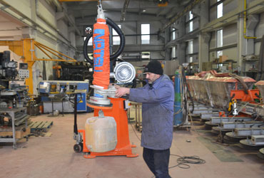 mobile-jib-crane-and-vacuum-lifting