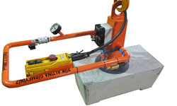 Vacuum-lifting-device-for-concrete-block