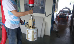 Wire-spool-lifter-with-vacuum-tube-lifter